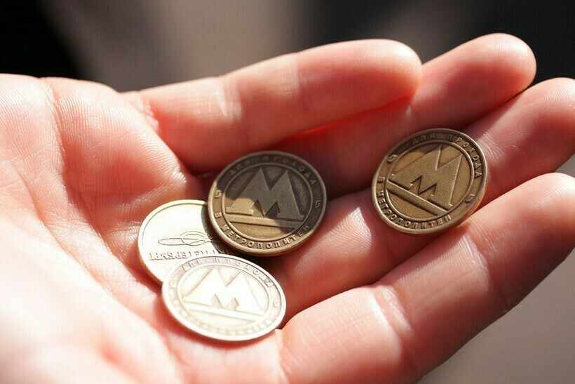 Чтобы вы поняли, о чем я, вот оно — ДНК питерского метро в деталях. Увесистый жетон на потертой от времени ладони. Фрагмент мозаики, где каждый камушек уложен вручную. Это не просто транспорт, это тактильное приключение