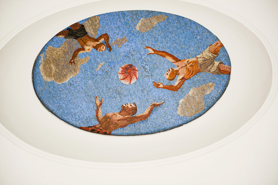 Чтобы вы поняли, о чем я, вот оно — ДНК питерского метро в деталях. Увесистый жетон на потертой от времени ладони. Фрагмент мозаики, где каждый камушек уложен вручную. Это не просто транспорт, это тактильное приключение