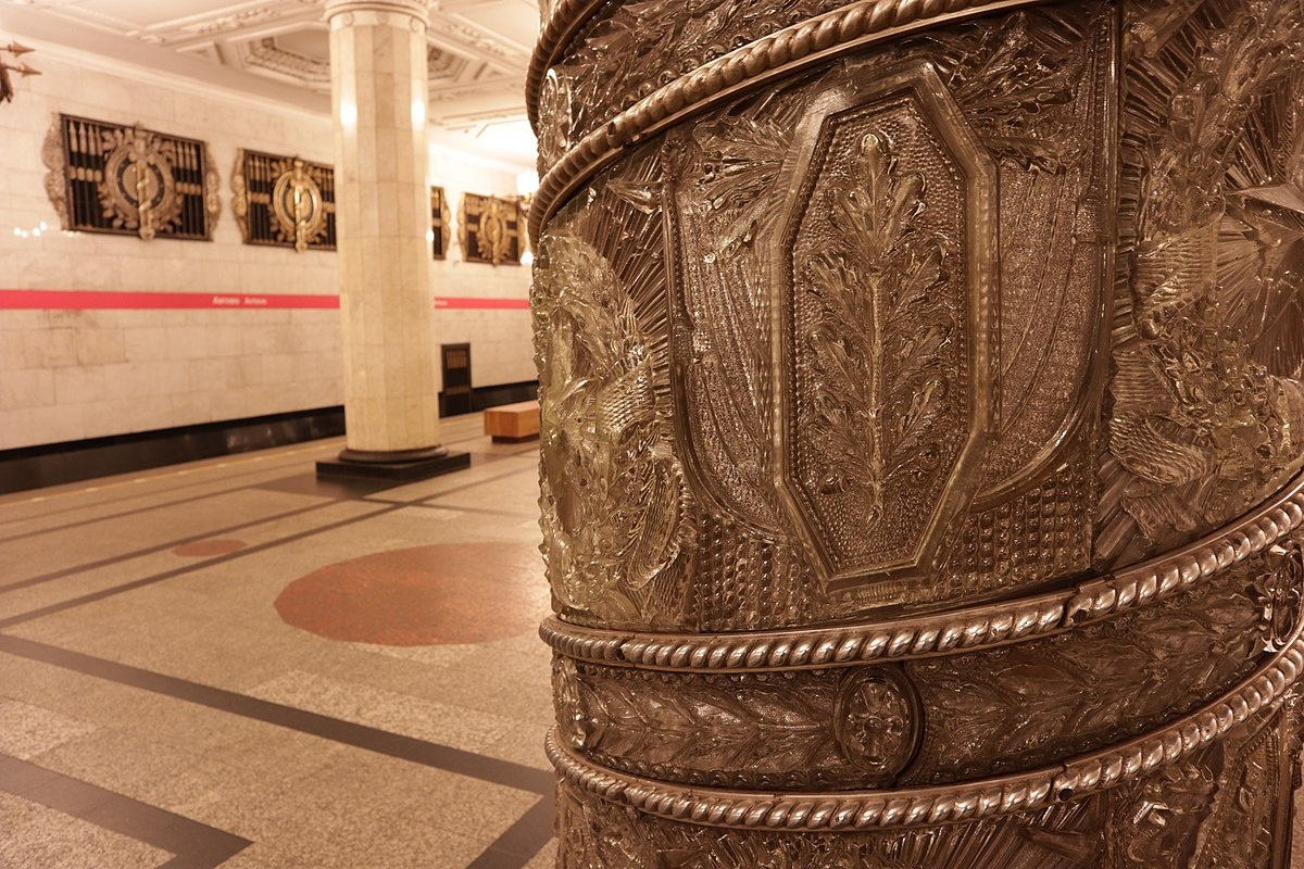 Но если бы мне пришлось выбрать лишь одну станцию, чтобы доказать, что метро — это музей, я бы привел вас на «Автово». Просто посмотрите на эти колонны. Они кажутся выточенными из хрусталя и света. Это не вестибюль, это подземный бальный зал, застывший во времени