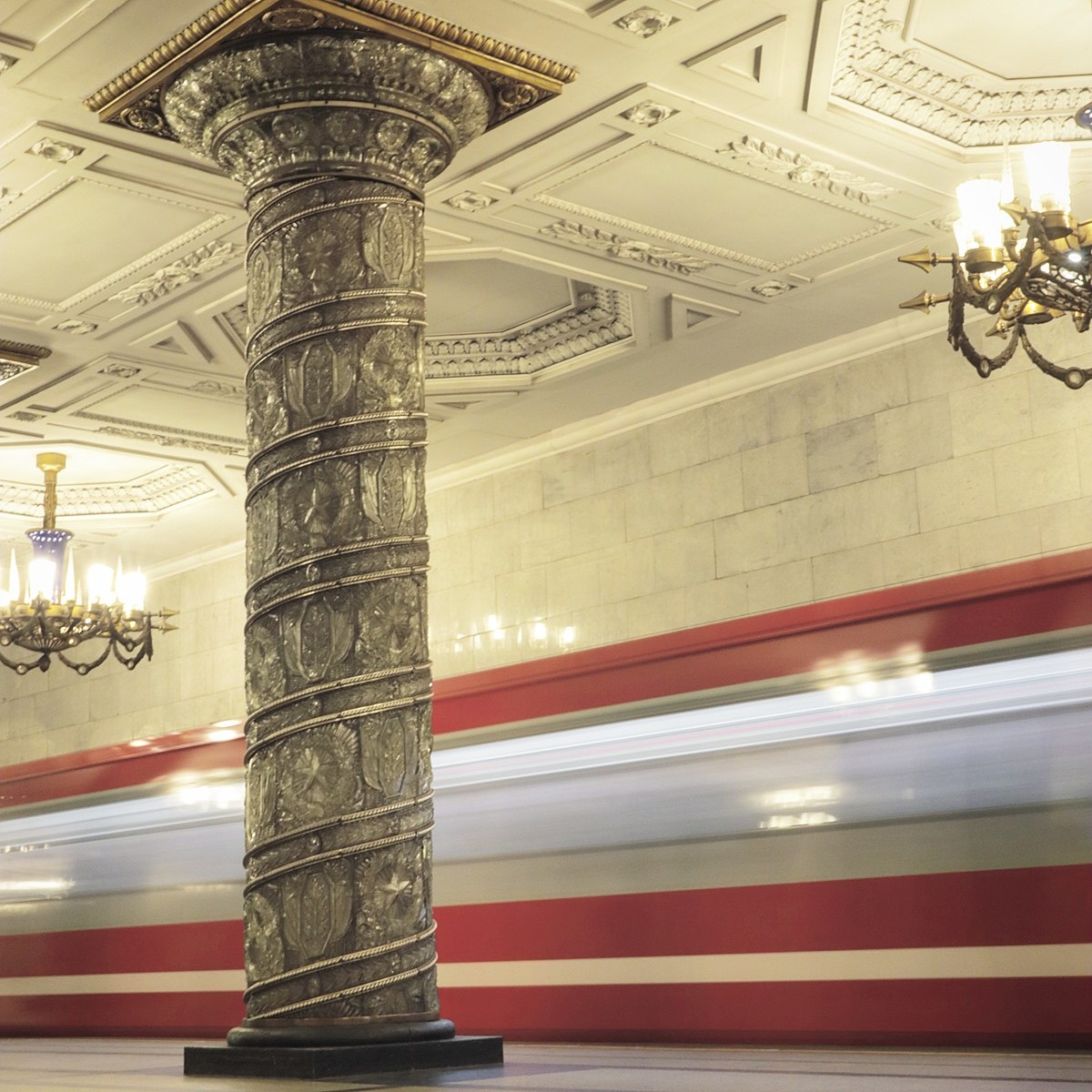 Но если бы мне пришлось выбрать лишь одну станцию, чтобы доказать, что метро — это музей, я бы привел вас на «Автово». Просто посмотрите на эти колонны. Они кажутся выточенными из хрусталя и света. Это не вестибюль, это подземный бальный зал, застывший во времени