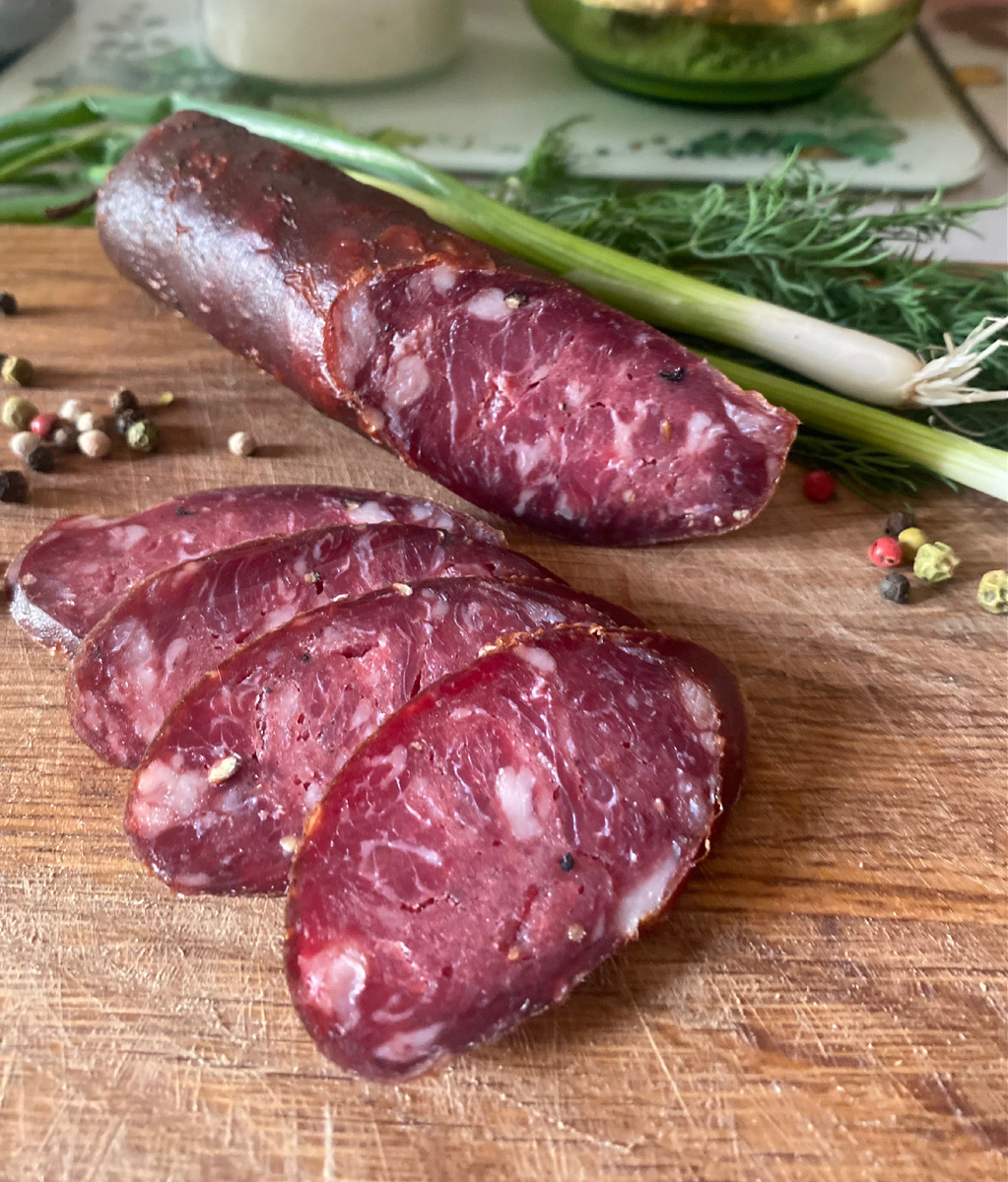 Сырокопченая колбаса из говядины с можжевельником 