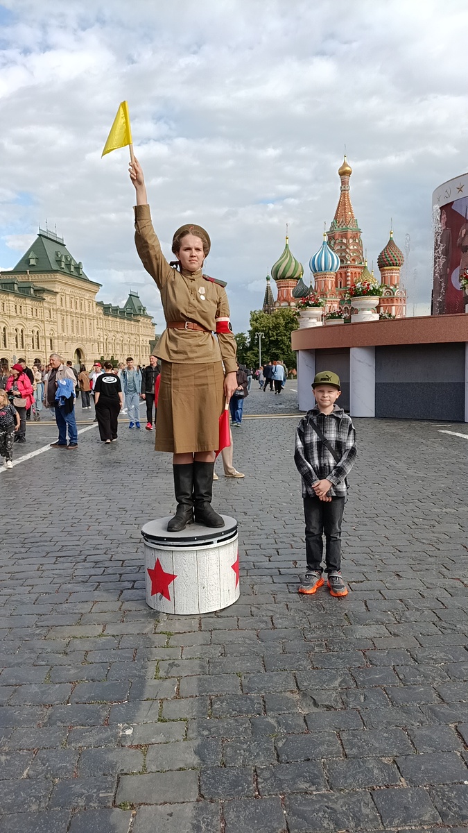 Девушка-регулировщица(фото автора). 