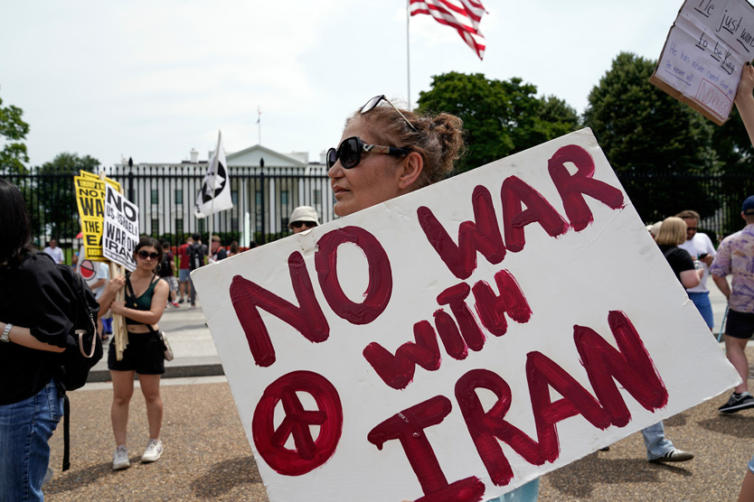    Антивоенные митинги в США 22 июня 2025 года: «Нет войне с Ираном»   
Фото: Jose Luis Magana / AP / TASS