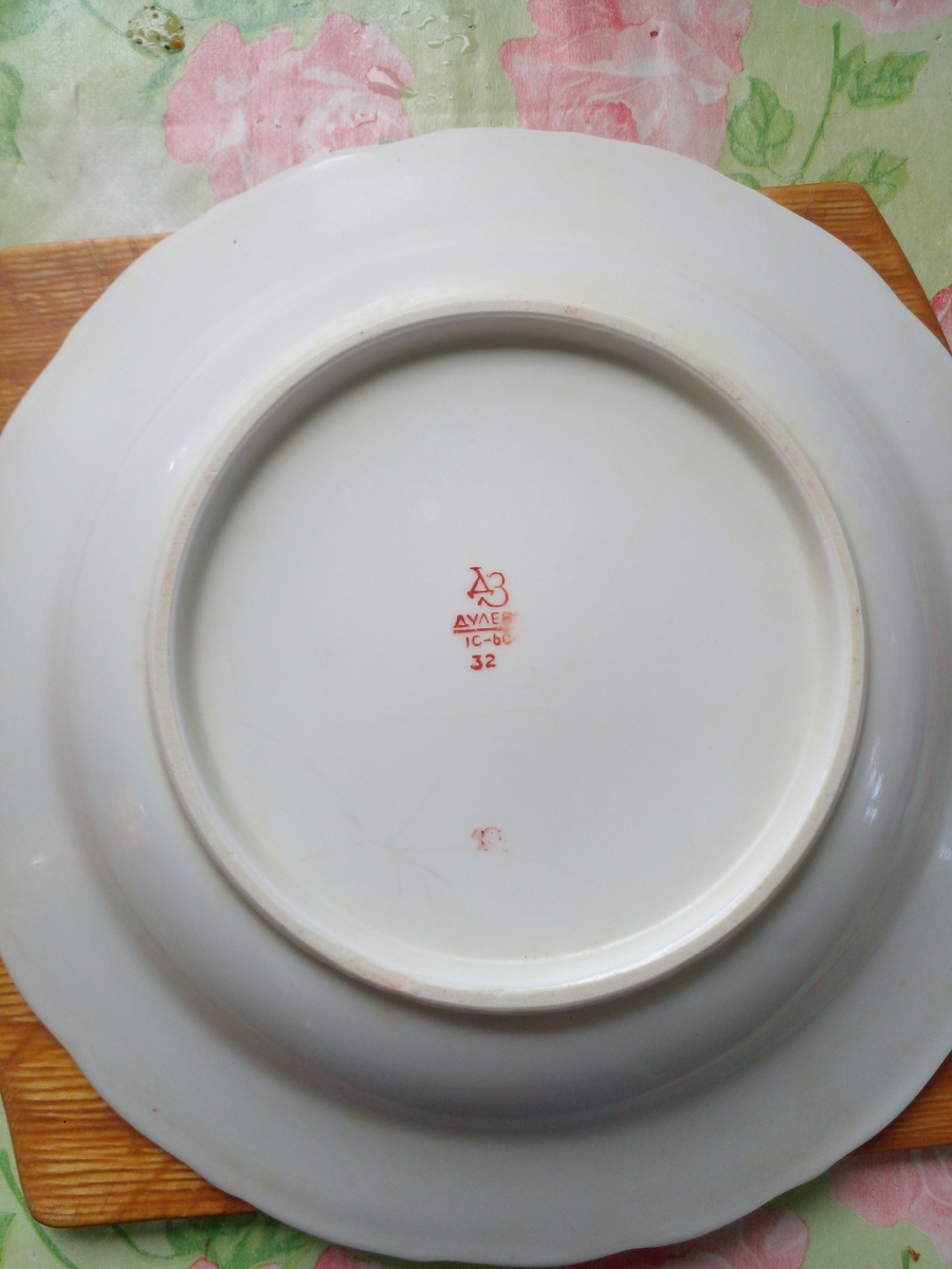 Дулево,60й год! В моих запасах такой старушки еще нет, но думаю выпросить у бабушки!😋😋😊😊😊