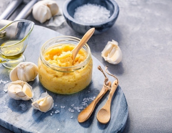 "Всегда готовим чесночную пасту": универсальная добавка к самым разным блюдам всего за 5 минут