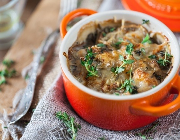 "Получилось еще вкуснее": как готовят настоящий жульен с грибами и курицей