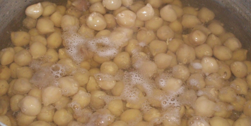 Нут в кастрюле в стадии отваривания. Фото автора канала Житейская проза