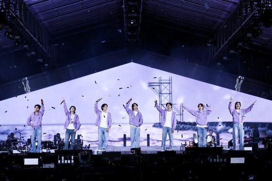    Концерт BTS под названием «Yet to Come in Busan», состоявшийся 15 октября 2022 года, стал последним выступлением группы полным составом перед уходом Джина на военную службу в декабре [BIG HIT MUSIC]