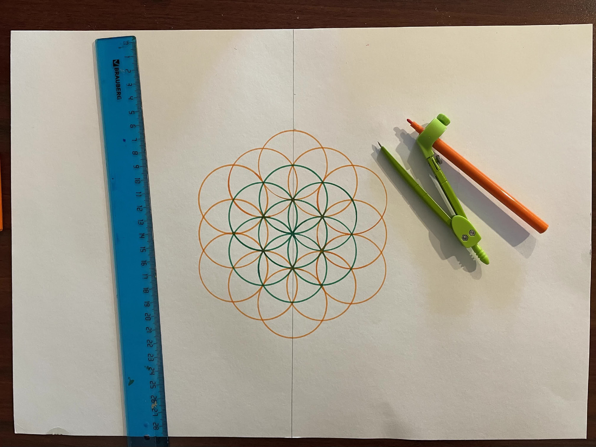 Девятнадцать окружностей составляют основу Цветка Жизни.  Семь кругов в Семени жизни плюс двенадццать кругов.  