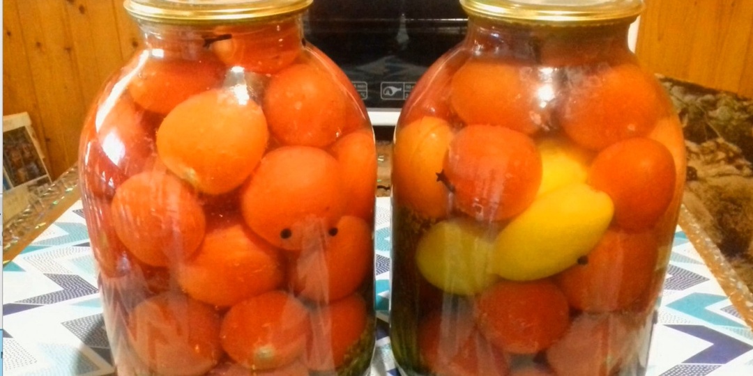 Маринованные помидоры. Они съедаются в первую очередь. Рассол выпивается весь.