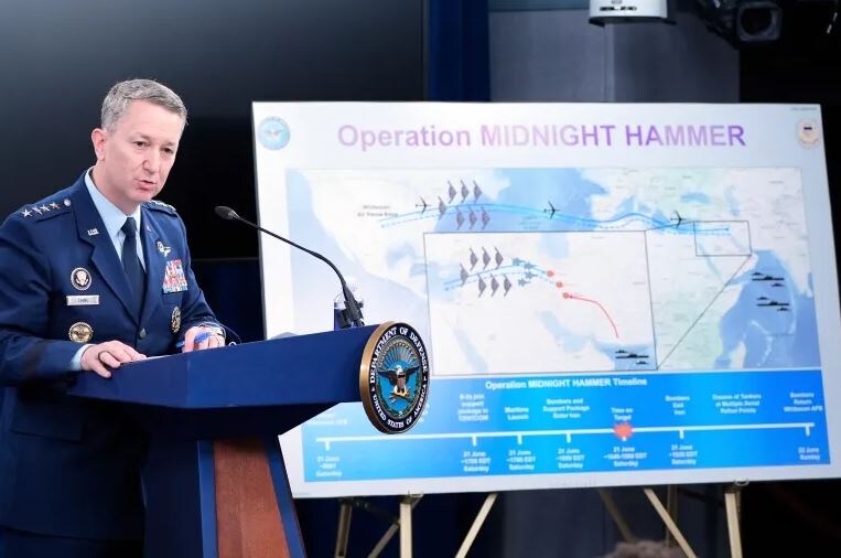 По словам генерала США Дэна Кейна, председателя Объединённого комитета начальников штабов, в пятницу в полночь из США в рамках операции «Полуночный молот» была запущена большая группа из семи бомбардировщиков-невидимок B-2, каждый из которых оснащён двумя членами экипажа.