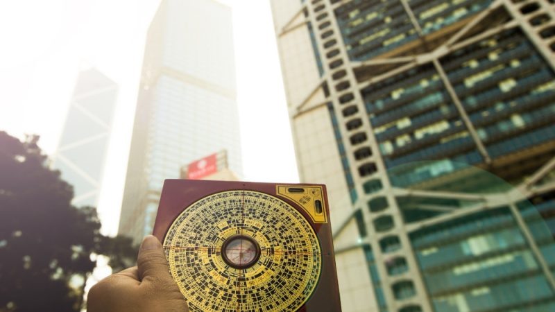 Помимо ярких цветов и политической символики, фэн-шуй раскрывает тёмную энергию, вплетённую в пятизвёздочный флаг. (Jade ThaiCatwalk via Shutterstock)