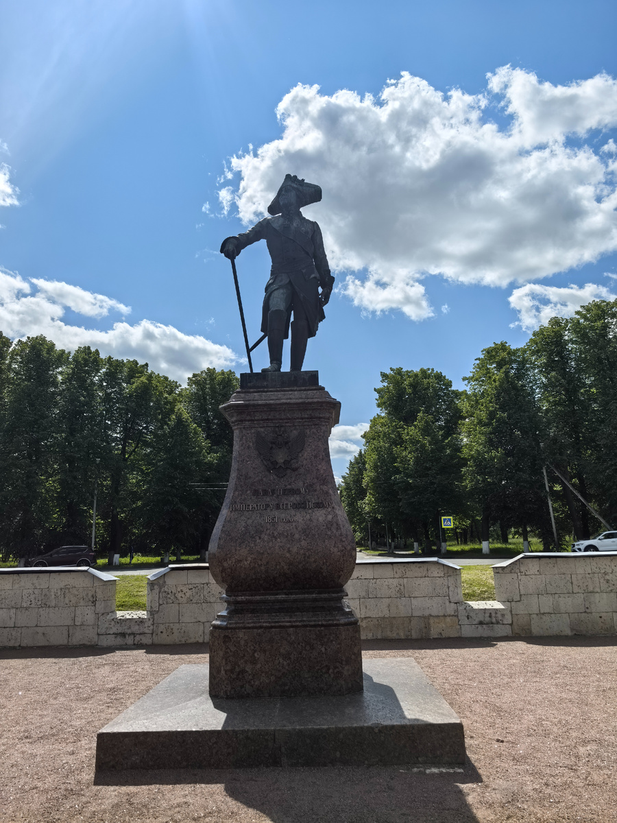 Монумент был установлен в 1851 году и изображает монарха в парадном мундире. 