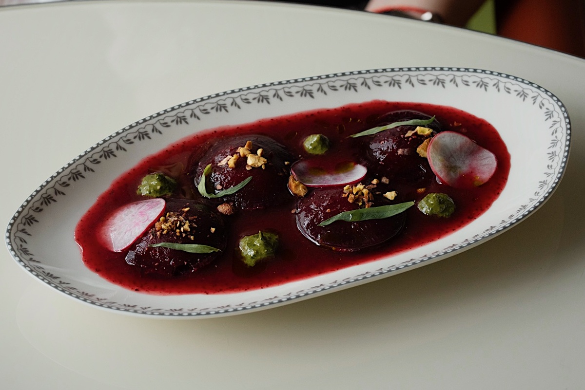 Равиоли из свеклы с козьим сыром и малиновым соусом