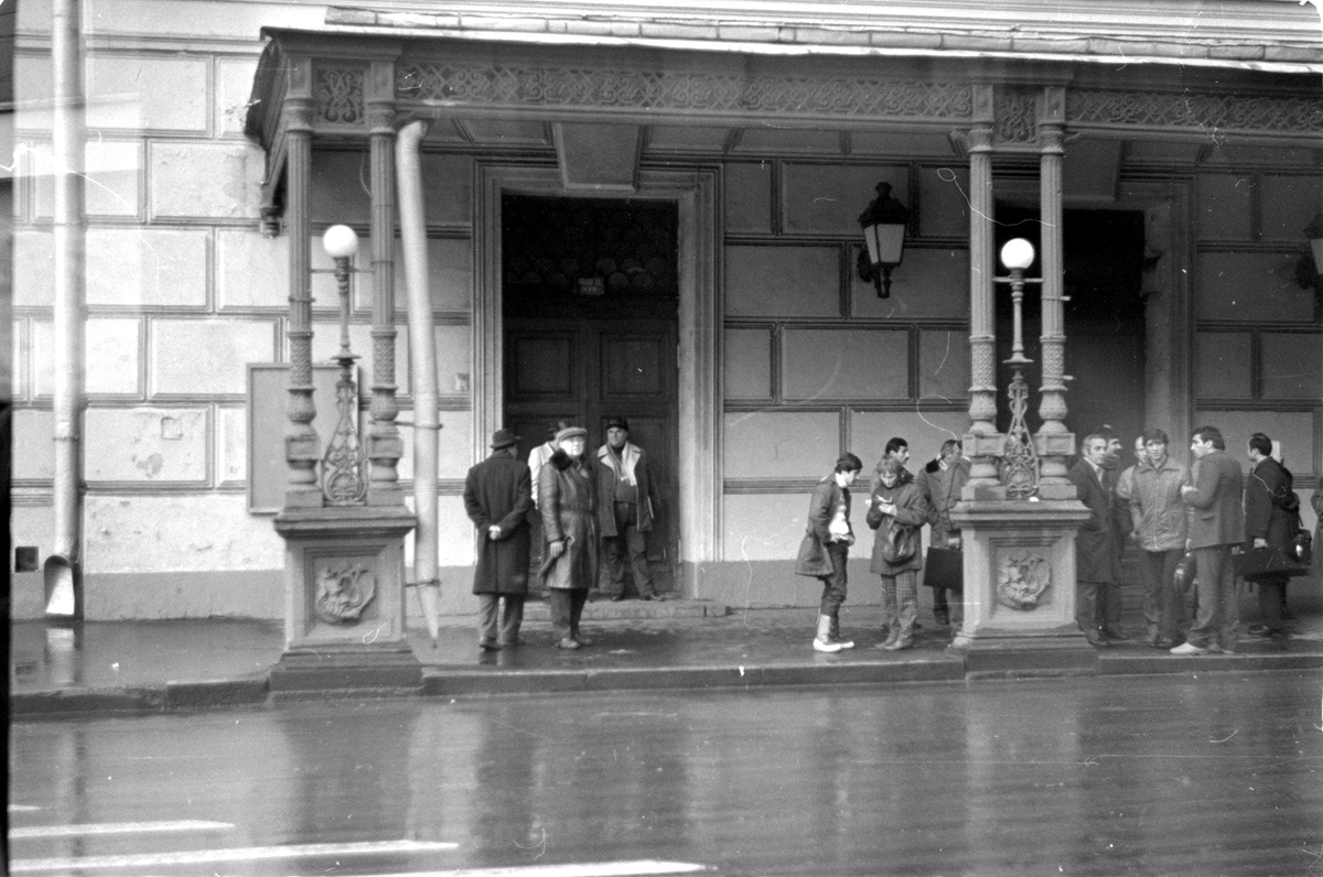 Люди собираются у Большого театра на церемонию прощания с Федором Шаляпиным, Москва, 29 октября 1984 года