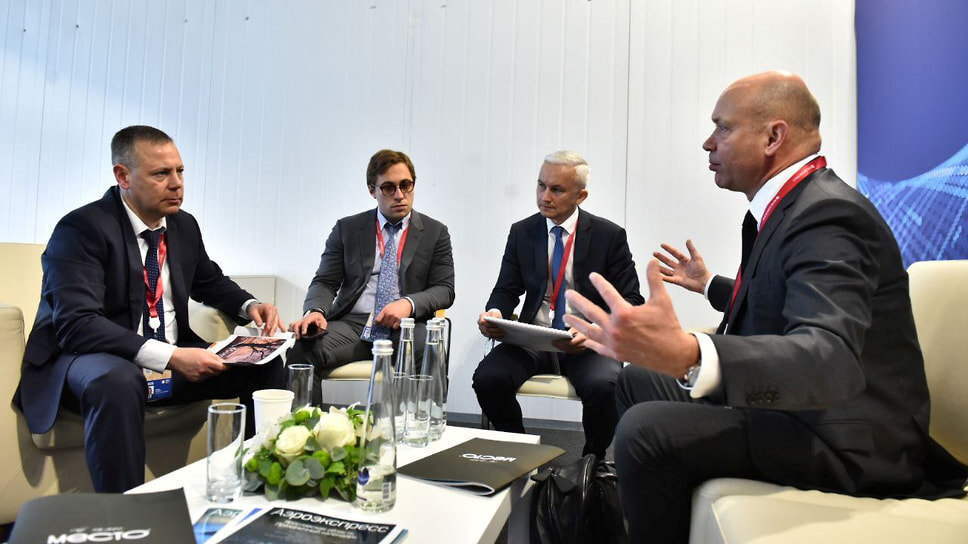 Встреча Михаила Евраева с контролирующим акционером ГК «Место» Вячеславом Семененко (справа). Компания создает гостичный комплекс в Мышкине. В центре Александр Ольхов и Юрий Бойко.📷Фото: Пресс-служба правительства Ярославской области