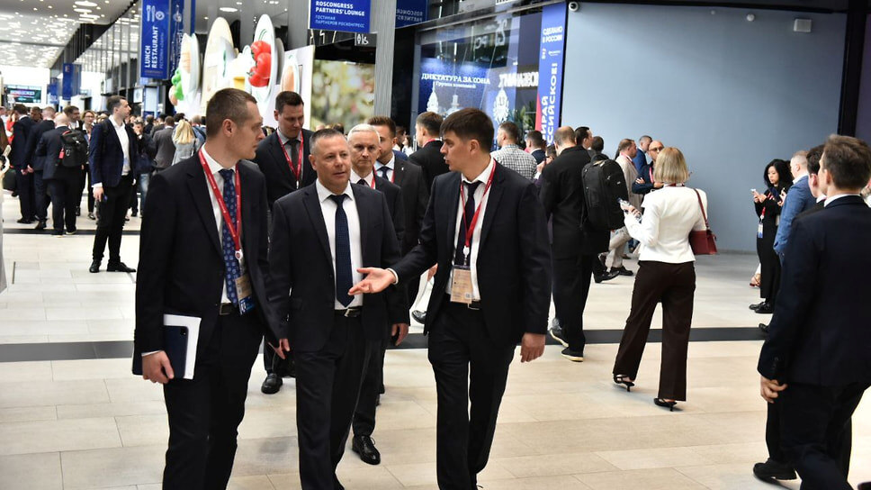 Ярославская делегация на ПМЭФ-2025. На первом плане слева направо: министр имущественных отношений Николай Здоров, губернатор Михаил Евраев и первый заместитель председателя регионального правительства Денис Хохряков.📷Фото: Пресс-служба правительства Ярославской области