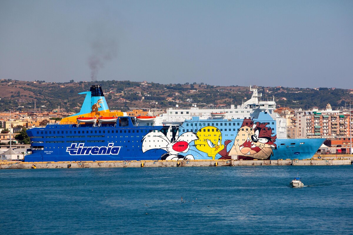 , фото: Mint Photography📷Круизный паром Moby Dada в ливнее с мультяшными персонажами. В бытность паромом на Балтийском море судно было оформлено куда более сдержанно