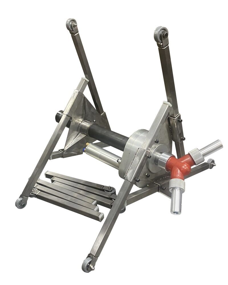 SPIN BLAST XL: профессиональное решение для абразивоструйной очистки труб
Революционное оборудование для эффективной очистки труб

SPIN BLAST XL — инновационное устройство с пневмоприводом, разработанное специально для профессиональной очистки внутренней поверхности труб диаметром до 900 мм.

Почему SPIN BLAST XL — лучшее решение
Максимальная эффективность: карбидокремниевые сопла, вращающиеся за счет реактивной тяги, обеспечивают равномерное распределение абразива
Оптимальное воздействие: абразив направляется на поверхность под прямым углом для достижения максимального эффекта зачистки
Универсальность применения: идеально подходит для труб диаметром от 300 до 900 мм
Простота использования: комплект направляющих штанг обеспечивает стабильный ход и центровку внутри трубы
Преимущества перед традиционными методами

В отличие от обычных прямоточных и угловых сопел, SPIN BLAST XL решает проблему эффективной очистки протяженных труб. Устройство обеспечивает:

Равномерное распределение абразива по всей окружности
Высокую производительность работ
Качественную зачистку поверхности
Экономию времени и ресурсов
Области применения

SPIN BLAST XL незаменим для:

Промышленных предприятий
Коммунальных служб
Производителей трубной продукции
Сервисных центров по обслуживанию трубопроводов
Комплектация и особенности

В комплект входит:

Основной блок с карбидокремниевыми соплами
Направляющие штанги для точного позиционирования
Система пневмопривода
Инвестируйте в эффективность