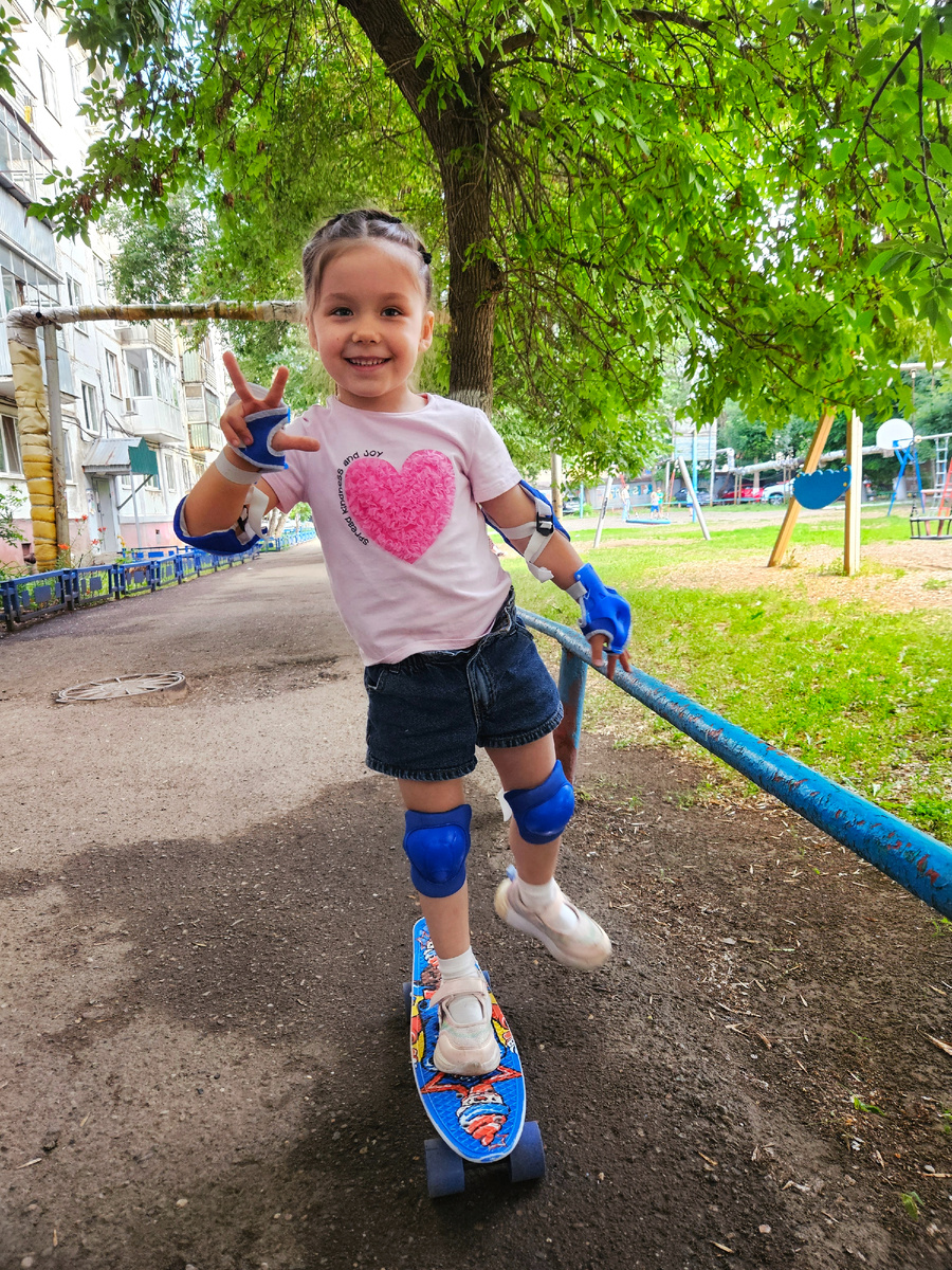 Влада учится кататься на скейте