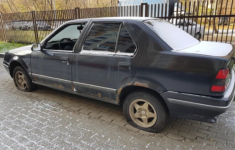 Один из "убитых" автомобилей, припаркованный во дворе элитного ЖК. Фото: Анастасия ВАРДАНЯН.