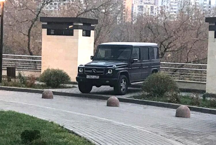 Внедорожник принадлежит одному из владельцев подземного паркинга. Фото: Анастасия ВОЙНИЦКАЯ