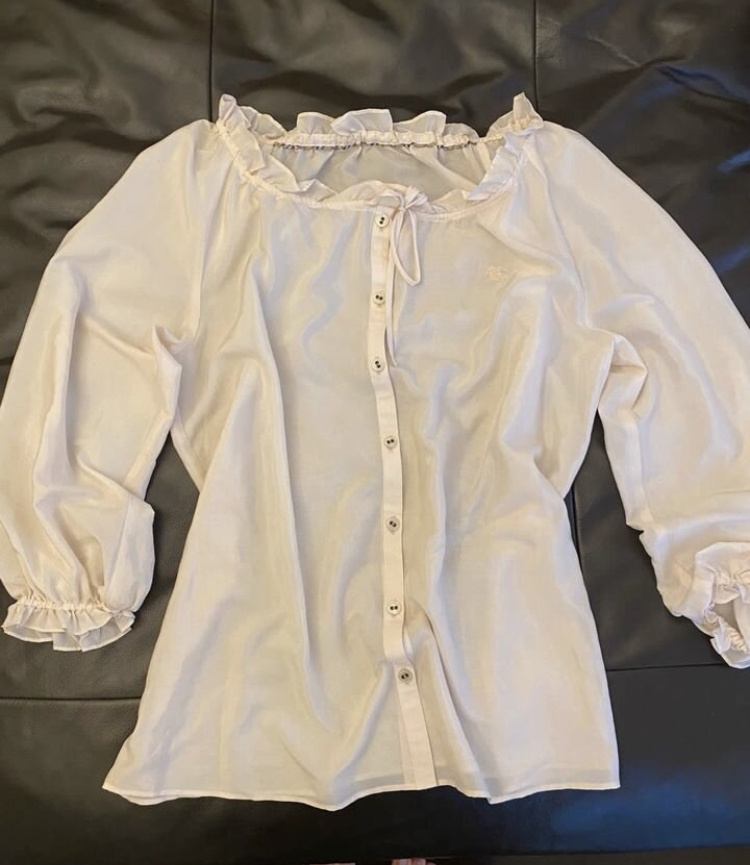 Фото для иллюстрации: красивая блузка из натурального шелка