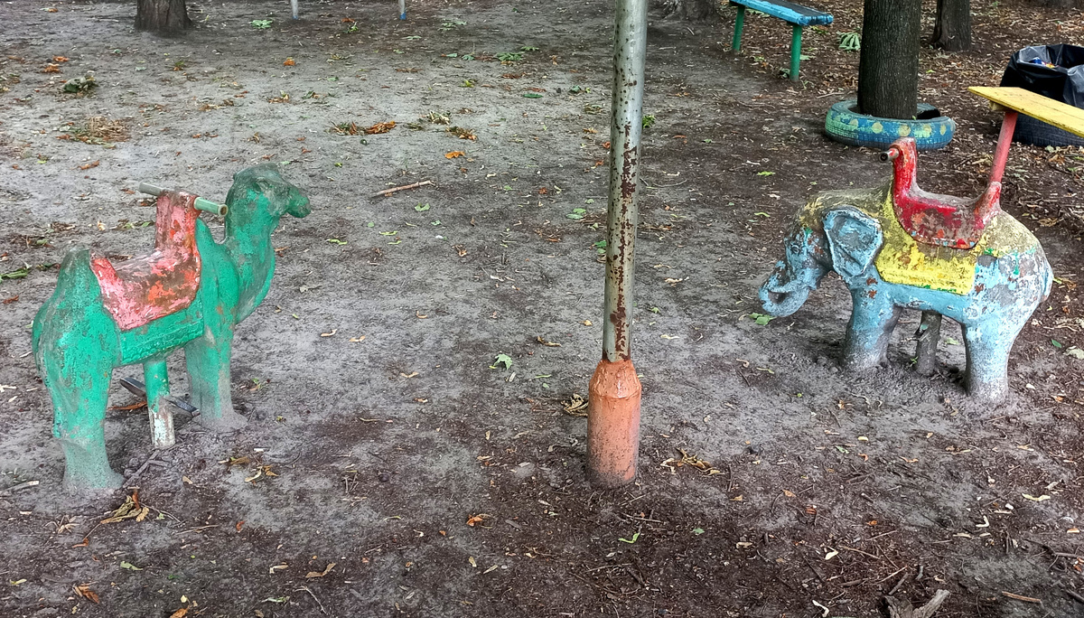 Слоник и верблюд на детской площадке. Макеевка фото июнь 2025 года