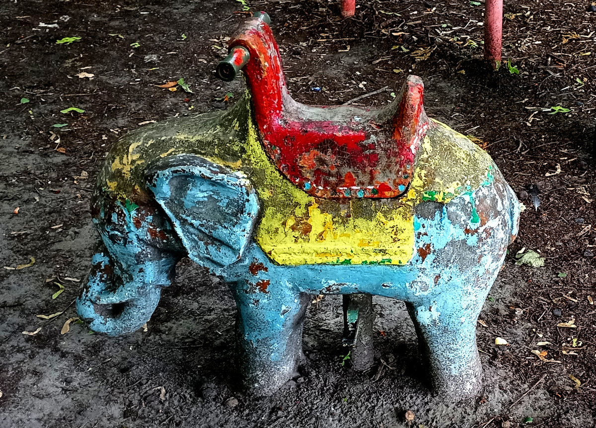 Слоник на детской площадке в Макеевке. Фото июнь 2025 года