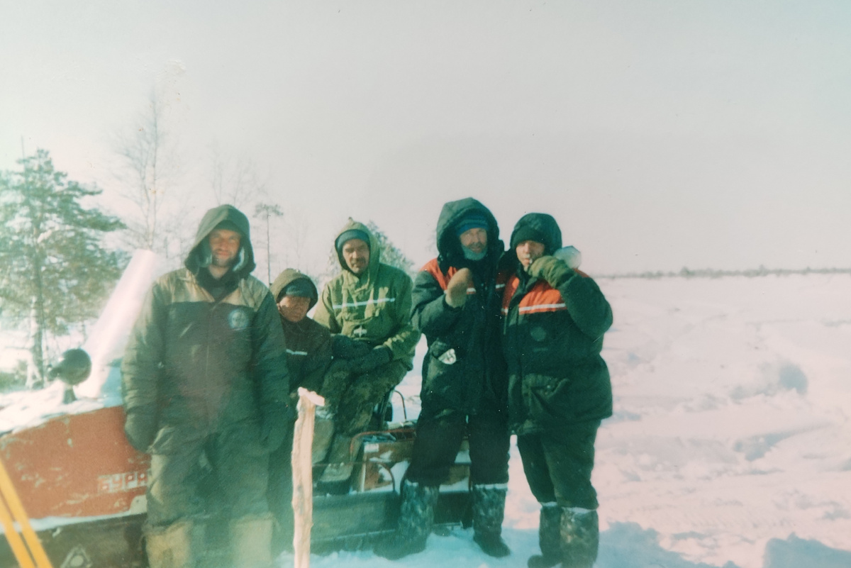 Фото того дня. Слева направо Витя Перевозкин,двое рабочих , я и Витя Рогов. Теперь уже полностью завершили топоработы.
