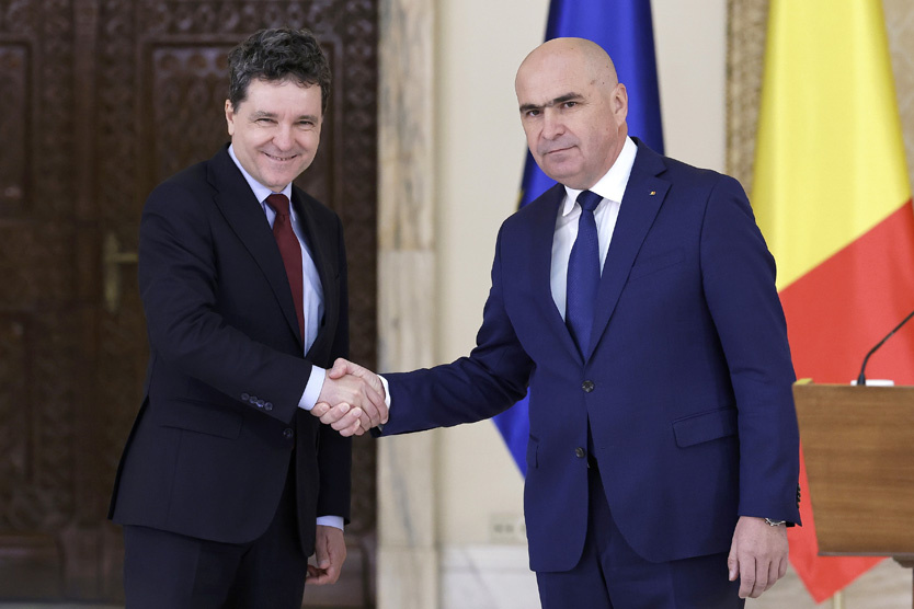    Президент Никушор Дан и премьер-министр Илие Боложан   
Фото: Robert Ghement / EPA / TASS