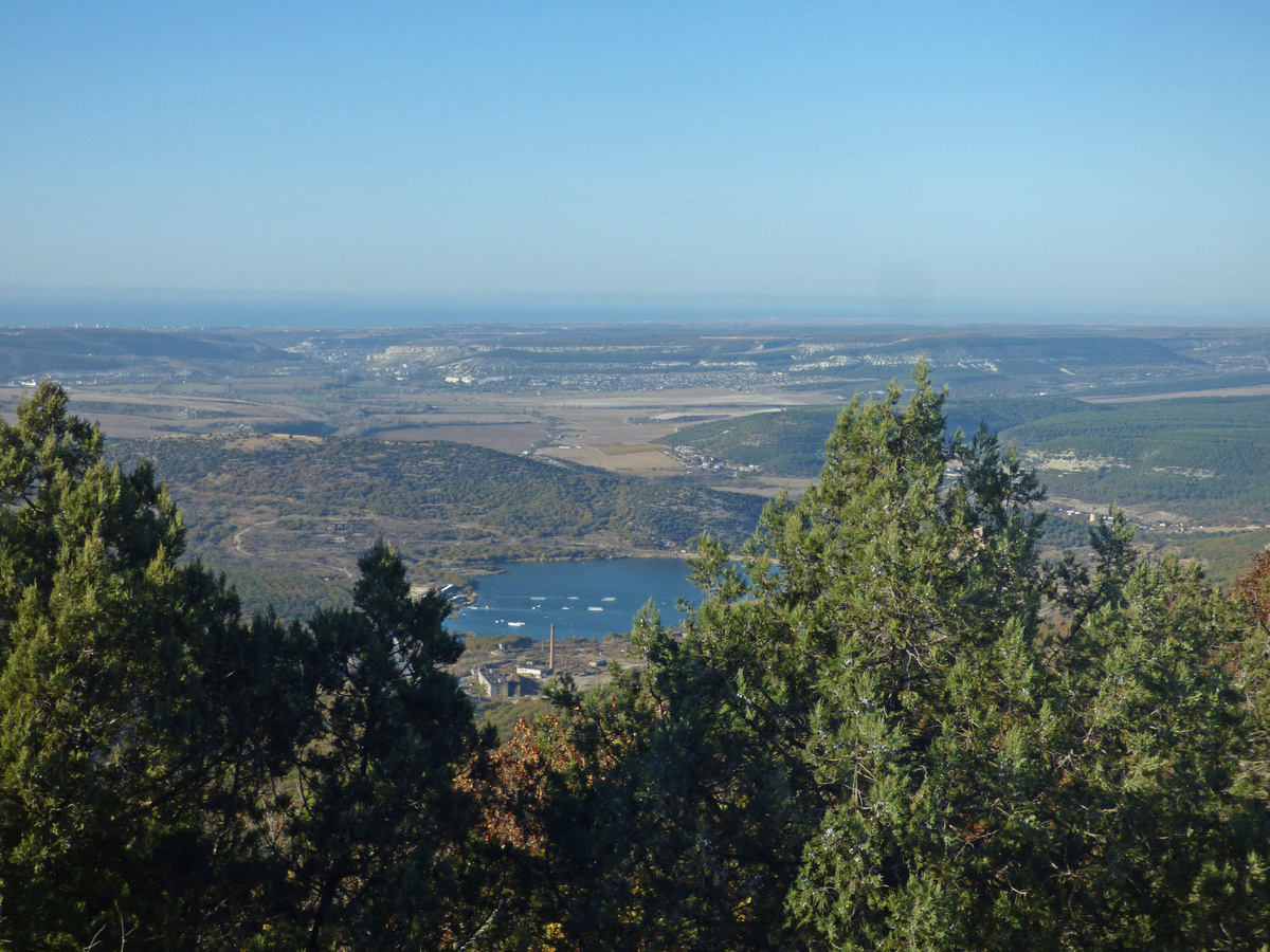 За озером зеленеет гора Гасфорта