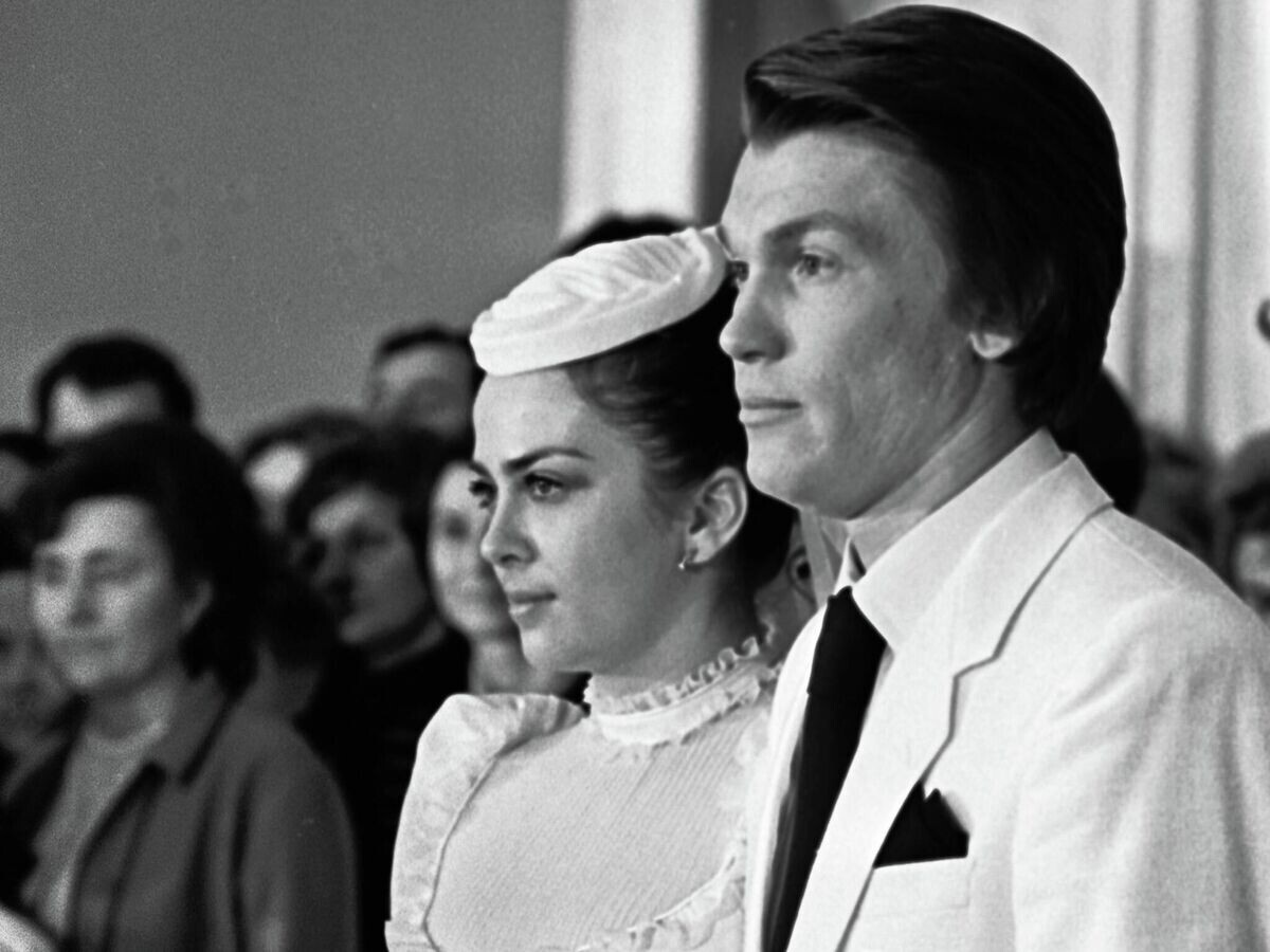    Ирина Дерюгина и Олег Блохин во время церемонии бракосочетания в Голубом зале дворца "Октябрьский"© РИА Новости / Соколов