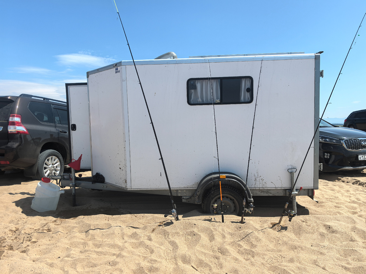 Фургон, в котором перевожу лодку с мотором. Ночью фургон превращается дом на колёсах.