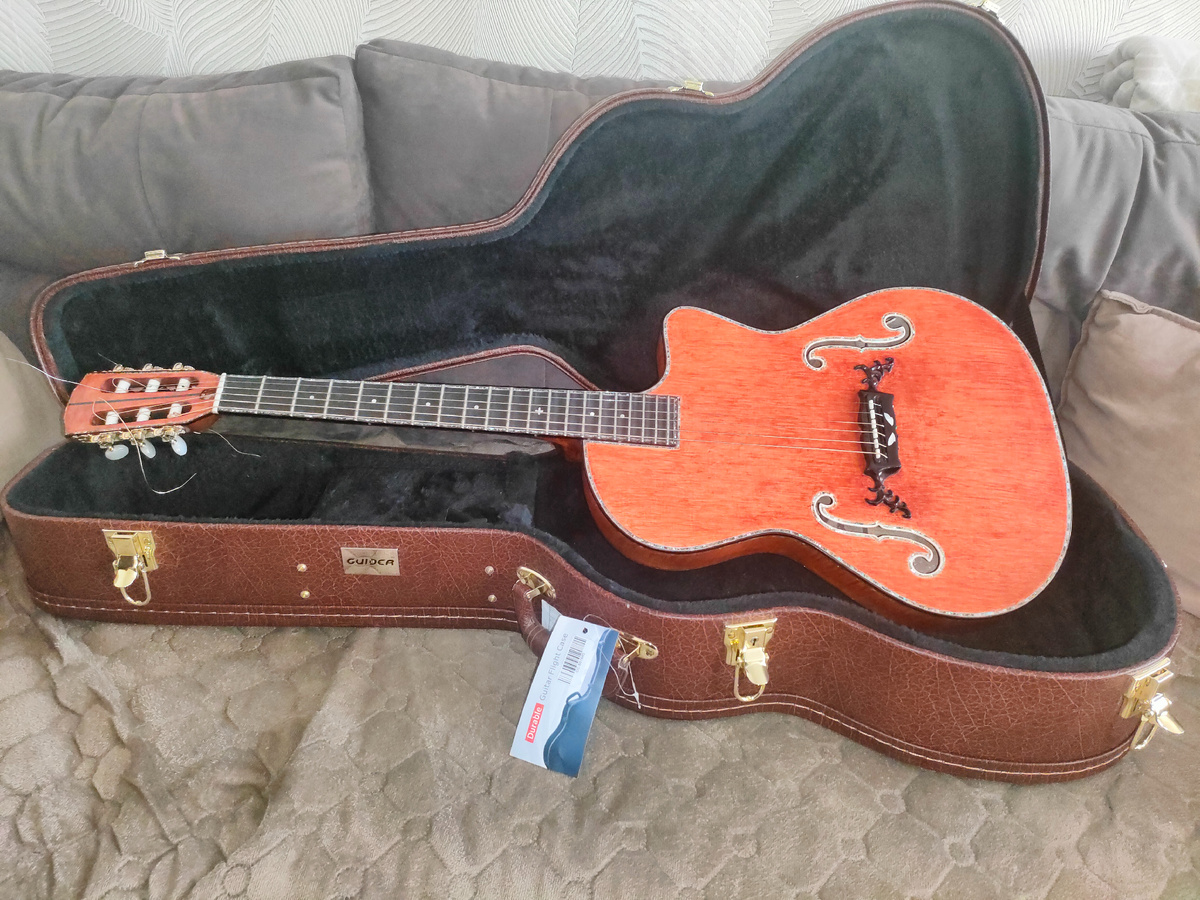 Если вы думаете, что эту красотку подарил мне маэстро Ричи, то это не так.
Я сделал ее сам.
