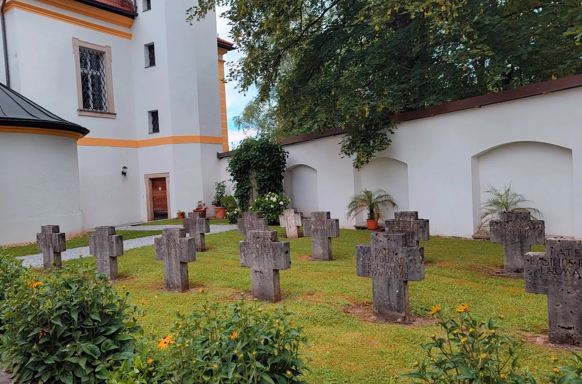 Фото кладбища с надгробиями.