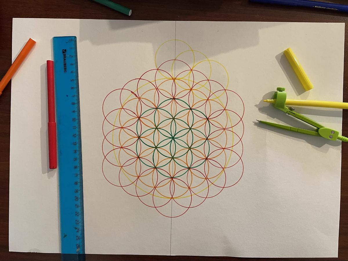 Структура Цветка Жизни здесь обведена контуром желтого круга, чтобы вы могла лучше ее видеть и понять как дальше происходит расширение структуры до Плода Жизни. 