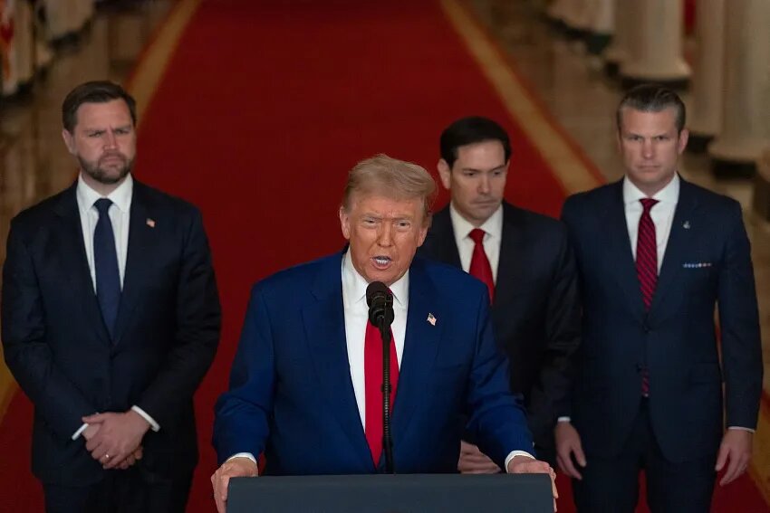 Президент США Дональд Трамп во время объявления об ударе по иранским ядерным объектам.
Фото: Carlos Barria / Pool / Getty Images