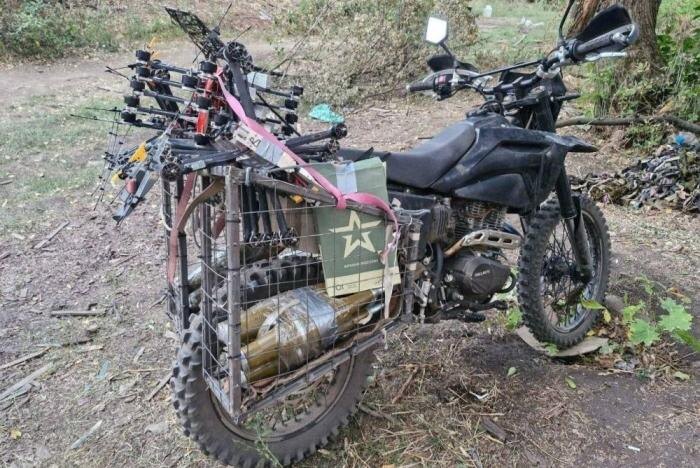 Мотоцикл-транспортер FPV-дронов российских войск в зоне СВО, источник Телеграм-канал Милитарист