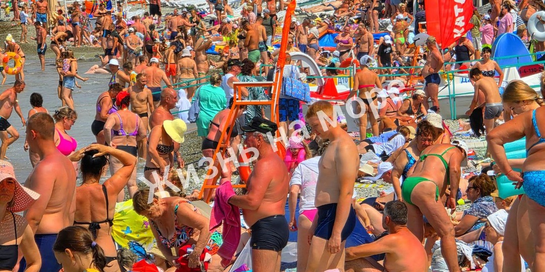 «Людей столько, что не видно воды и берега»: пляжи Геленджика заполнены туристами
