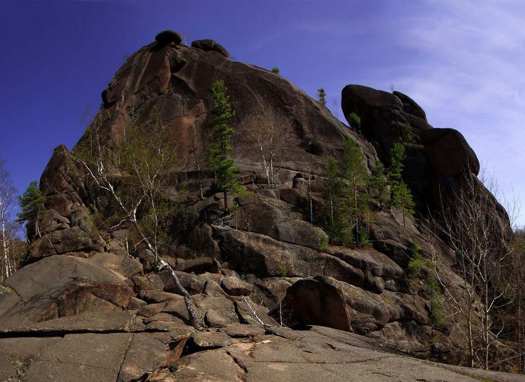 Первый столб Красноярских столбов. Фото из интернета. Я редко туда гуляла из-за особенностей подъема.
