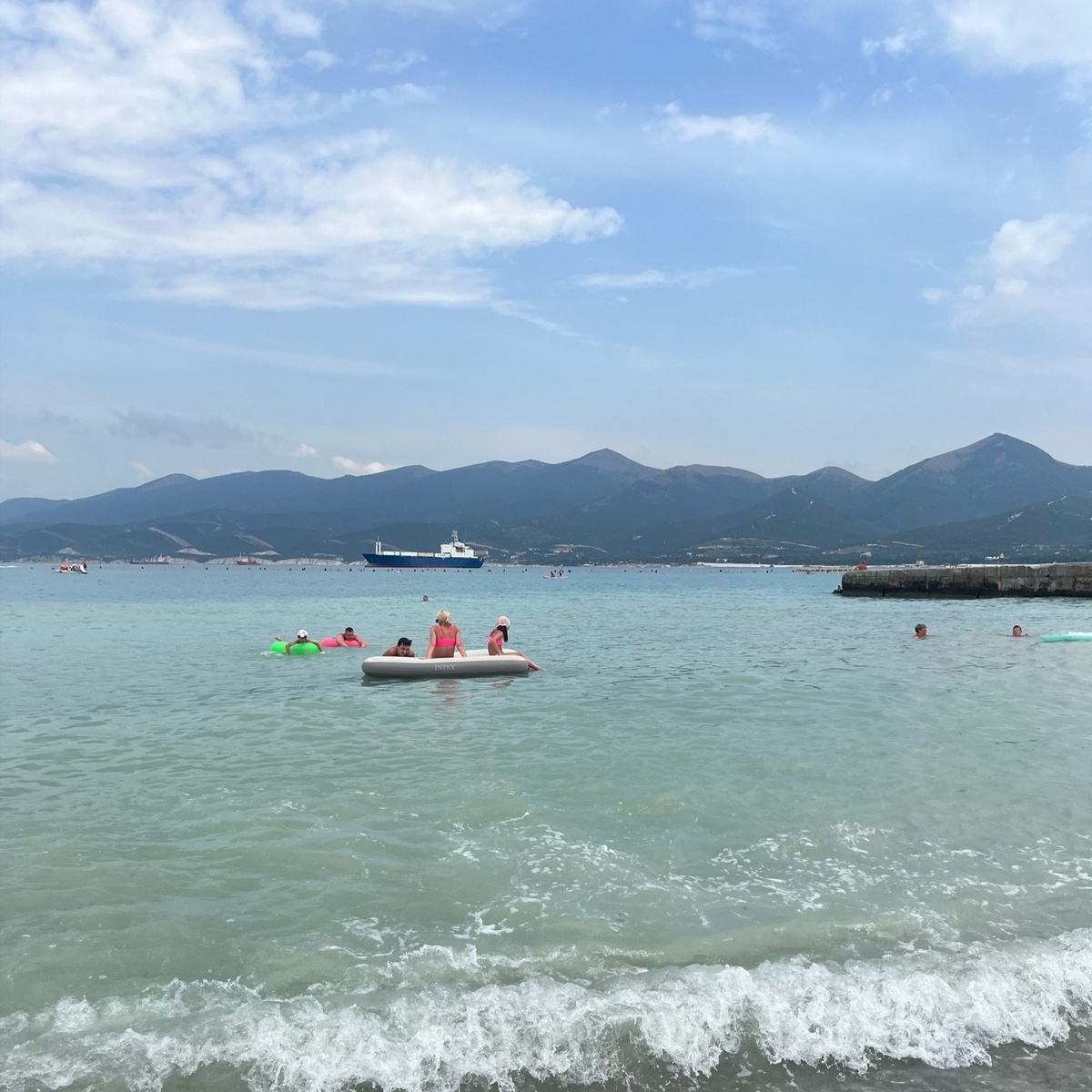    Ближе Дубая, чище Байкала, дешевле Тая: назван морской курорт в России, где можно приятно провести отпуск