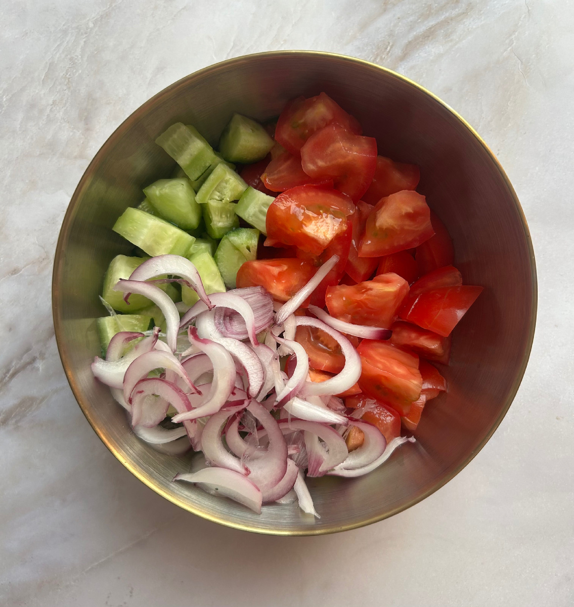 Крупно нарезать помидоры,огурцы и лук.