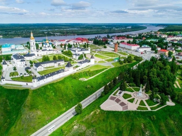 Тобольский кремль. В 1620 г. была учреждена Сибирская епархия с кафедрой в г. Тобольске; до 2-й половины 18 века Тобольская епархия, совпадавшая с административными границами Сибирской губернии, включала в себя территорию Урала, Сибири и Дальнего Востока (http://tobolsk-eparhia.ru/p/pages.php?id=t01_1). Иллюстрация из сети 