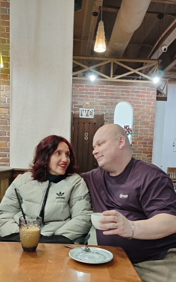 Мы с Катей в кафе в Гусе