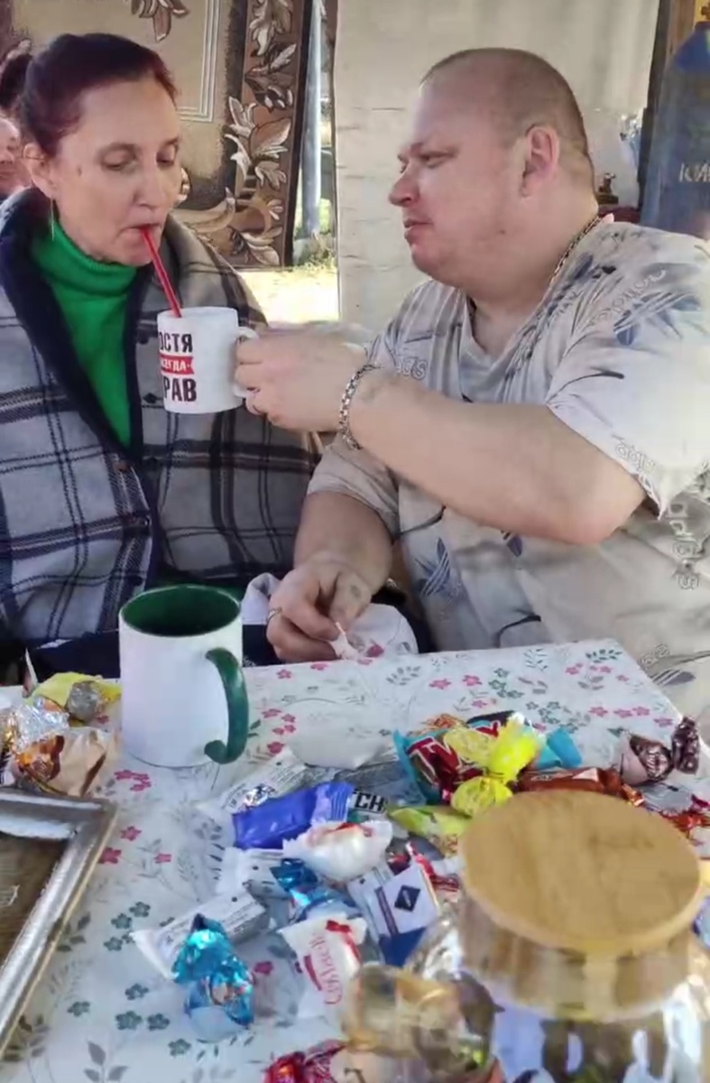 Чай с конфетами, на улице 