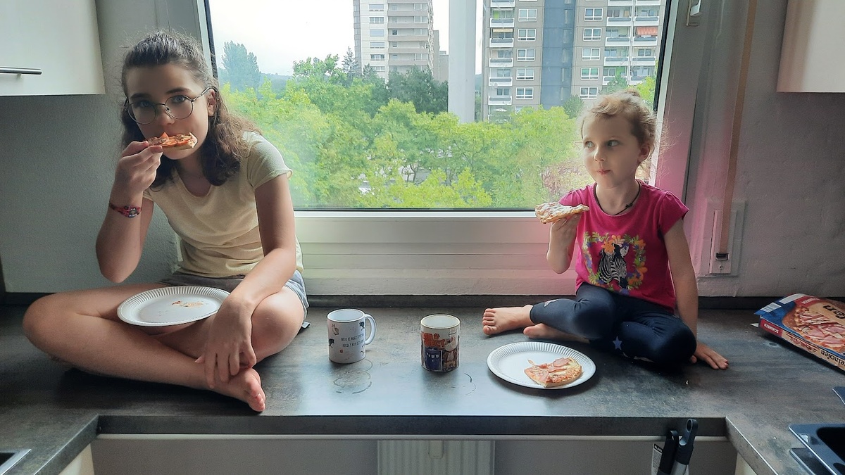 До того, как к нам приехала мебель, девочки ели на кухонной столешнице еду из бумажных тарелок
