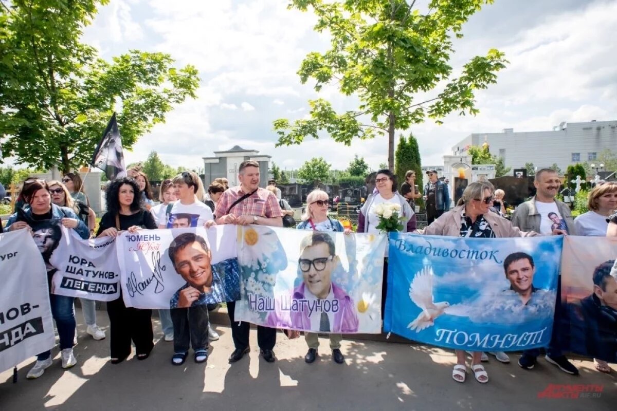    Люди везли цветы, мягкие игрушки и другие сувениры, чтобы возложить их на могилу любимого артиста.