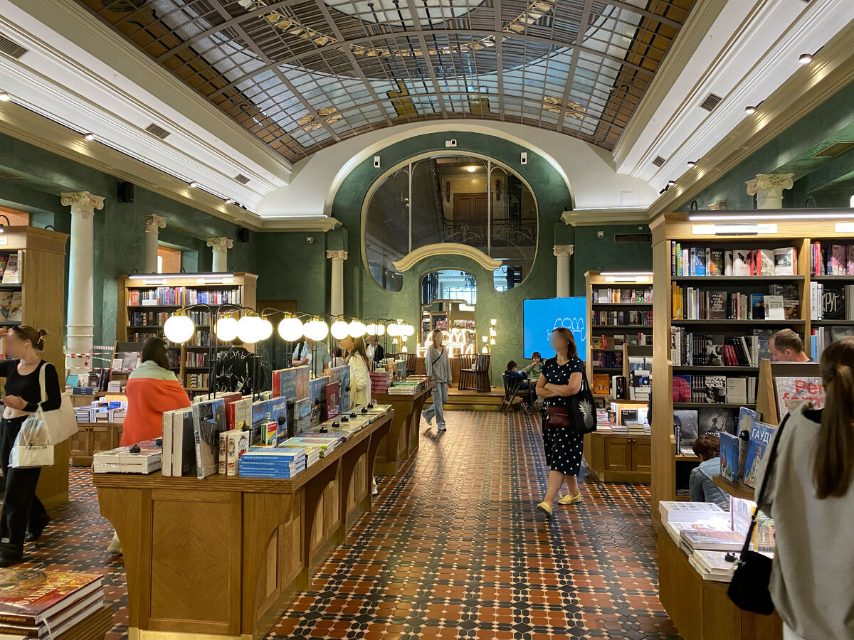 зал книжный магазин