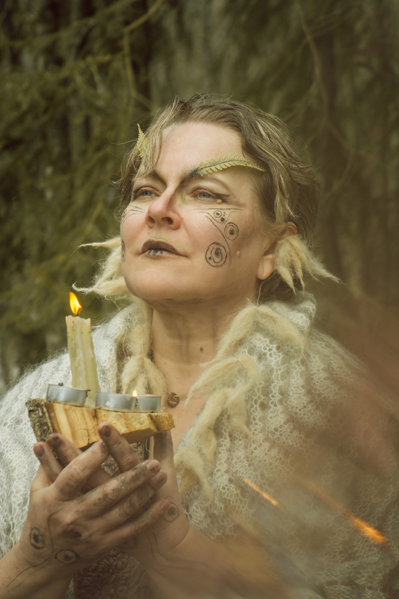 То ли моль, то ли мотылëк, то ли лесная фея `\_(°•°)_/‘